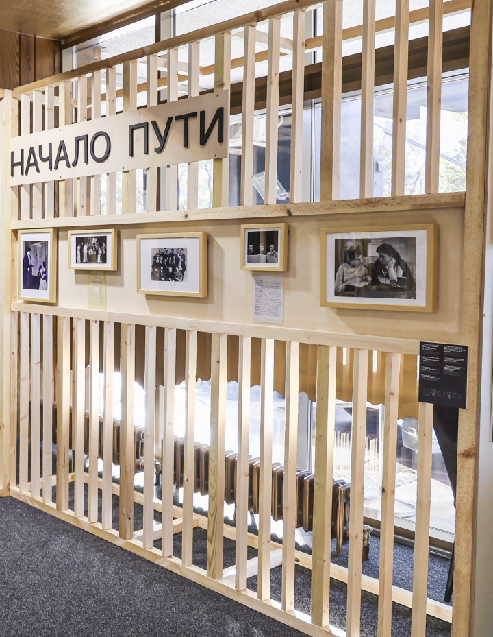 на фото: выставка, посвященная Татьяне Дорониной