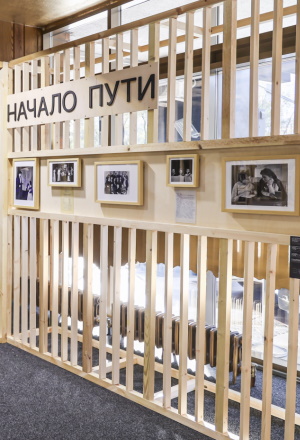 на фото: выставка, посвященная Татьяне Дорониной